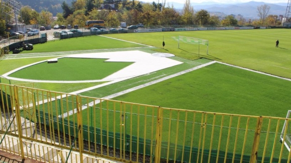Новият изкуствен терен на стадион Христо Ботев в Благоевград е