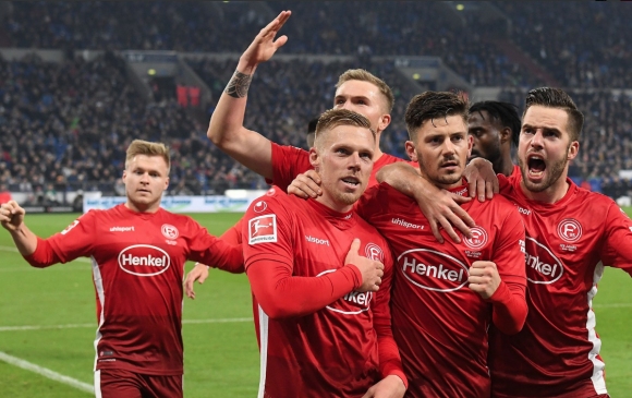 Тимът на Шалке 04 на три пъти повеждаше при домакинството