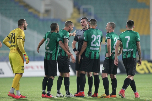 Нефтохимик направи късен щурм при гостуването си на Ботев Гълъбово