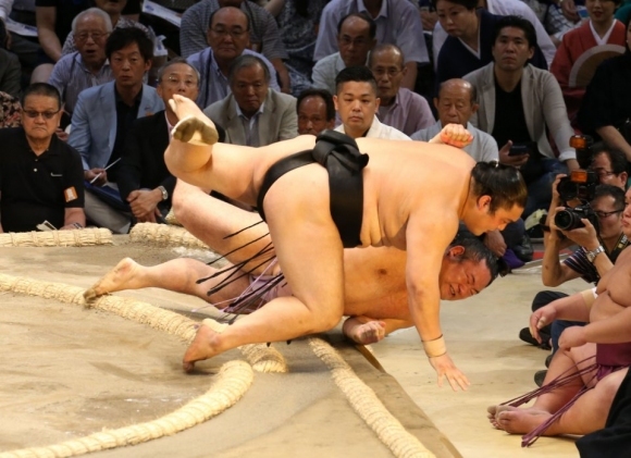 Маегашира 5 Аоияма спечели схватката си от четвъртия ден на турнира