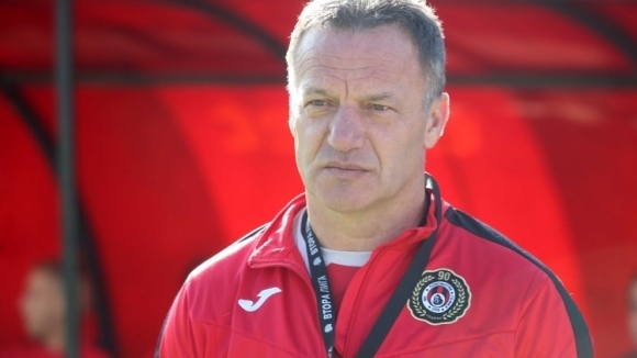 Централен защитник започна проби в Локомотив София Това е бранителят