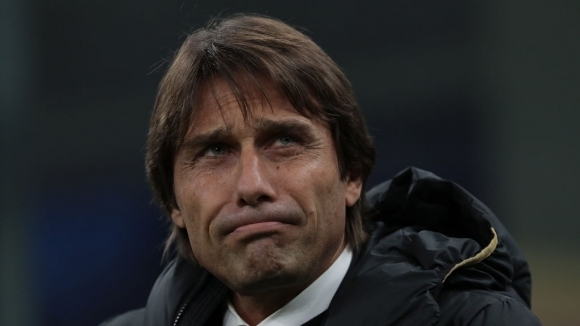 Старши треньорът на Интер Антонио Конте се движи с охрана