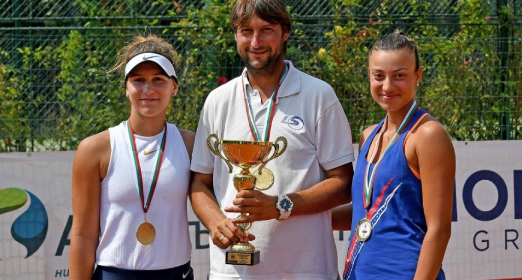 Шампионките на България по тенис при женските двойки Петя Аршинкова