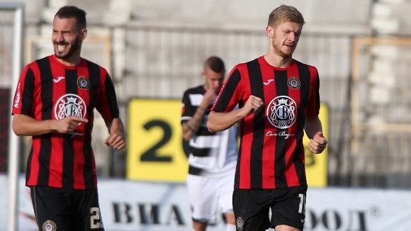 Oтборите на Нефтохимик и Локомотив София играят при резултат 0 0