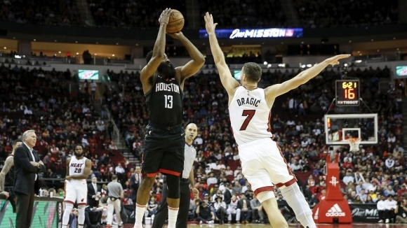 Звездата Джеймс Хардън завърши с 34 точки за победата на