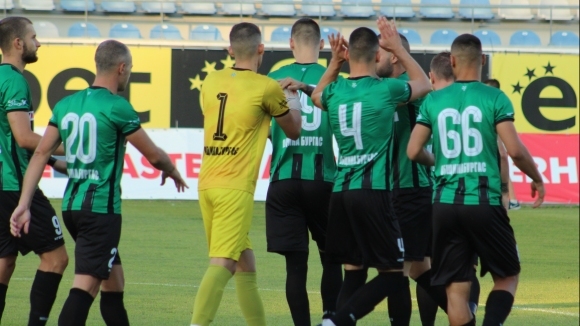 С група от 18 футболисти рано тази сутрин отборът на