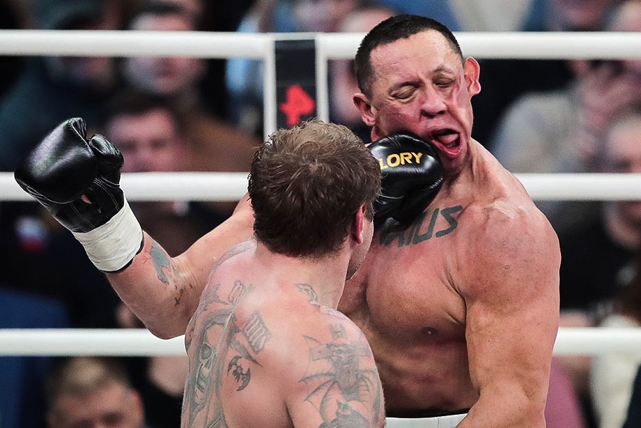 Скандалният руски ММА боец Александър Емеляненко нокаутира звездата в състезанията