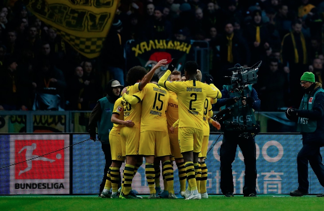 Притиснатият до стената тим на Борусия Дортмунд извоюва важна победа