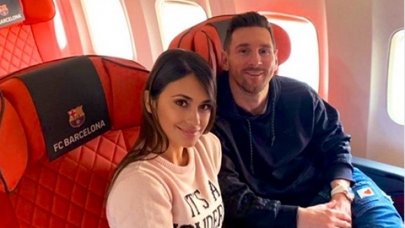 Суперзвездата на Барселона Лионел Меси съпругата му Антонела и двамата