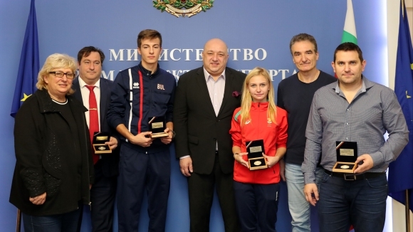 Министърът на младежта и спорта Красен Кралев награди фехтовачите Йоана