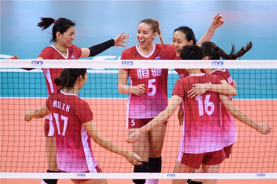 Българската волейболистка Добриана Рабаджиева и нейният Гуанджоу Евъргранд претърпяха първа