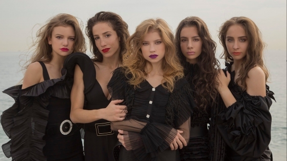 Момичетата от националния ансамъл по художествена гимнастика блестят на корицата