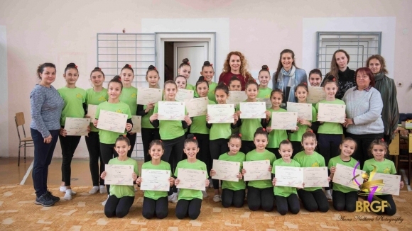 27 гимнастички на ЖКХГ „Анелия“ (Мездра) на възраст от 7