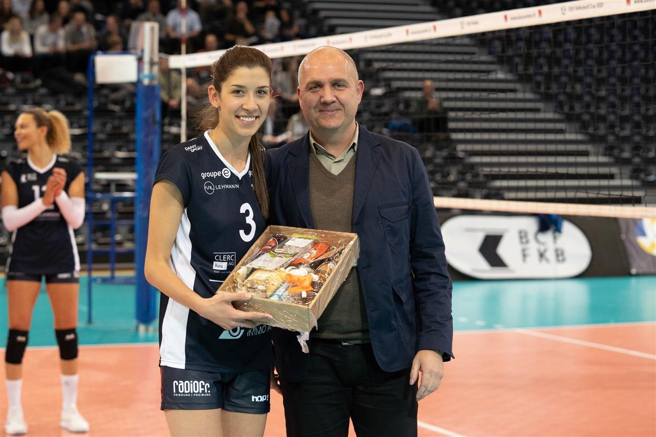 Българските волейболистки Ралина Дошкова и Симона Димитрова и техният швейцарски