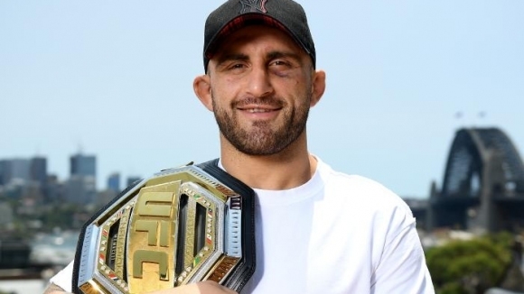 Новият шампион в категория перо на UFC Александър Волкановски показа