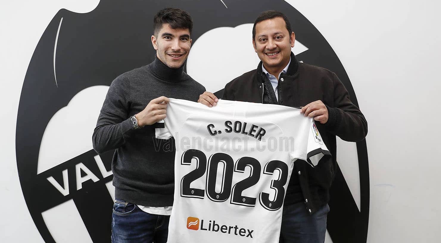 Халфът на Валенсия Карлос Солер поднови договора си с клуба.