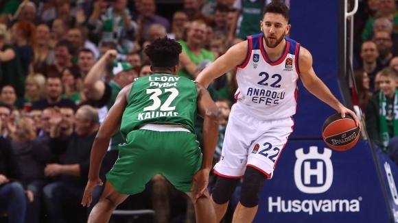 Анадолу Ефес спечели осми пореден мач в баскетболната Евролига за