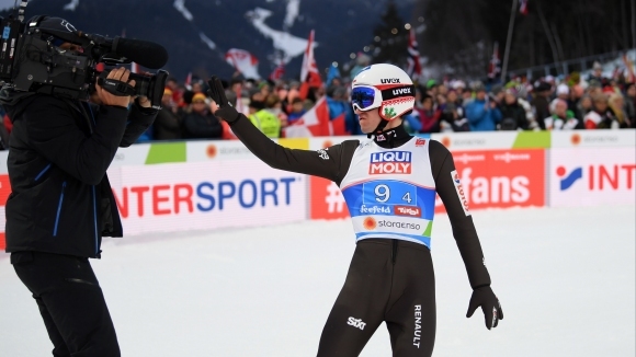 Трикратният олимпийски шампион Камил Стох Полша спечели състезанието от Световната