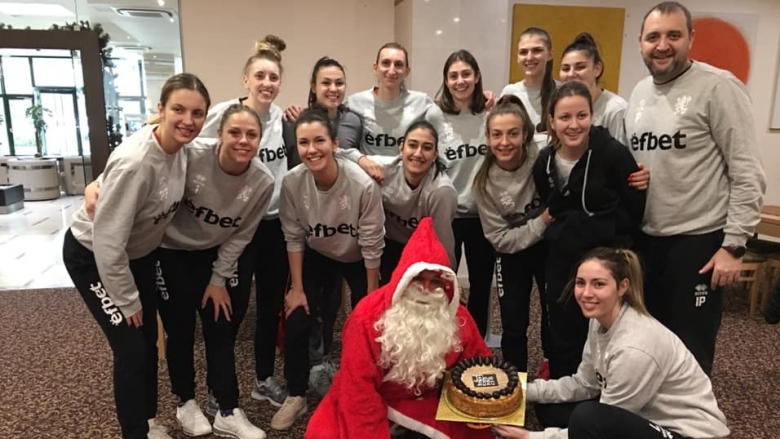 След като обиколи всички послушни деца в коледната нощ Дядо Коледа