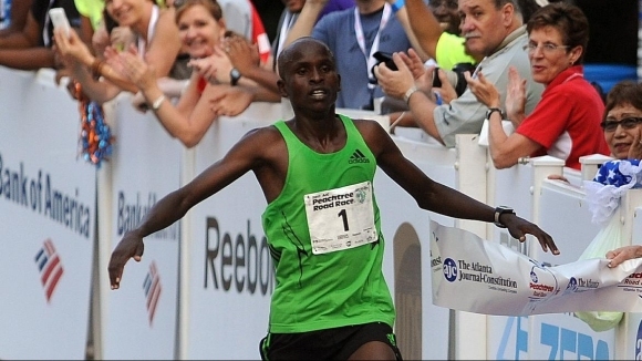 Кенийският състезател в полумаратона Сами Китвара беше наказан за 16