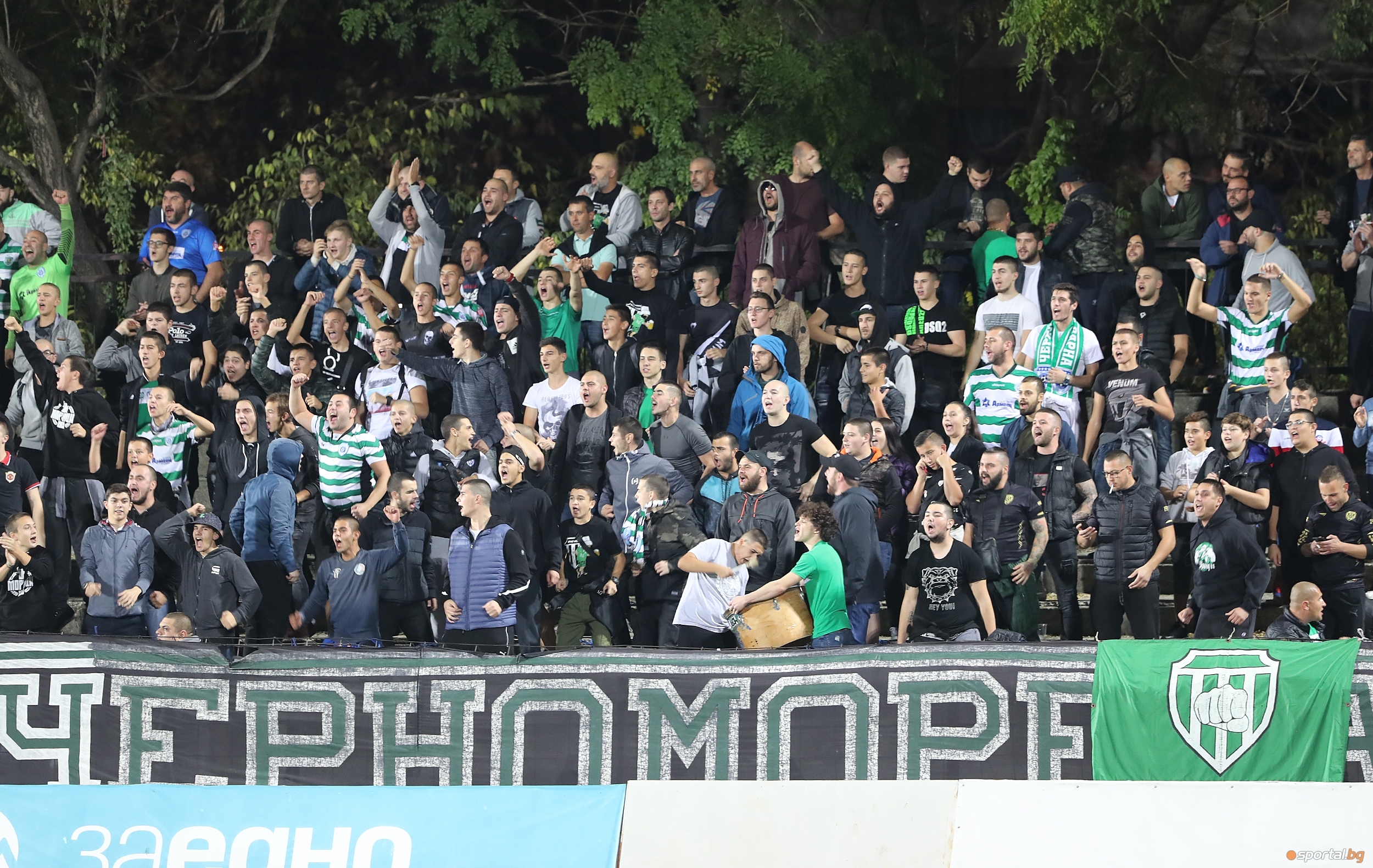 Трима млади мъже фенове на Черно море са уличени в