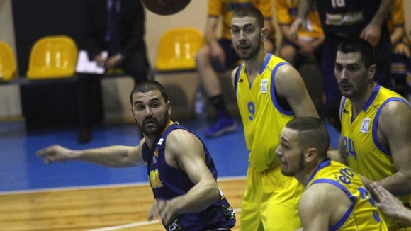 Дългогодишният баскетболист и понастоящем треньор на Ямбол Стойо Чолаков е