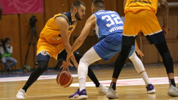 Младият баскетболист Десислав Георгиев е картотекиран в Националната баскетболна лига