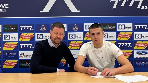 Юношата на ПФК Левски Марин Петков подписа професионален договор с