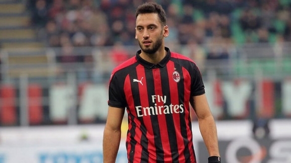 Арсенал проявява интерес към полузащитника на Милан Хакан Чалханоглу Английският