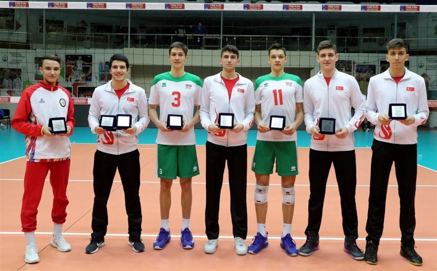 Двама волейболисти от националния отбор на България за юноши до