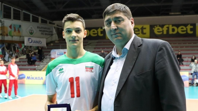 Младият национал Александър Николов бе избран в Идеалния отбор на
