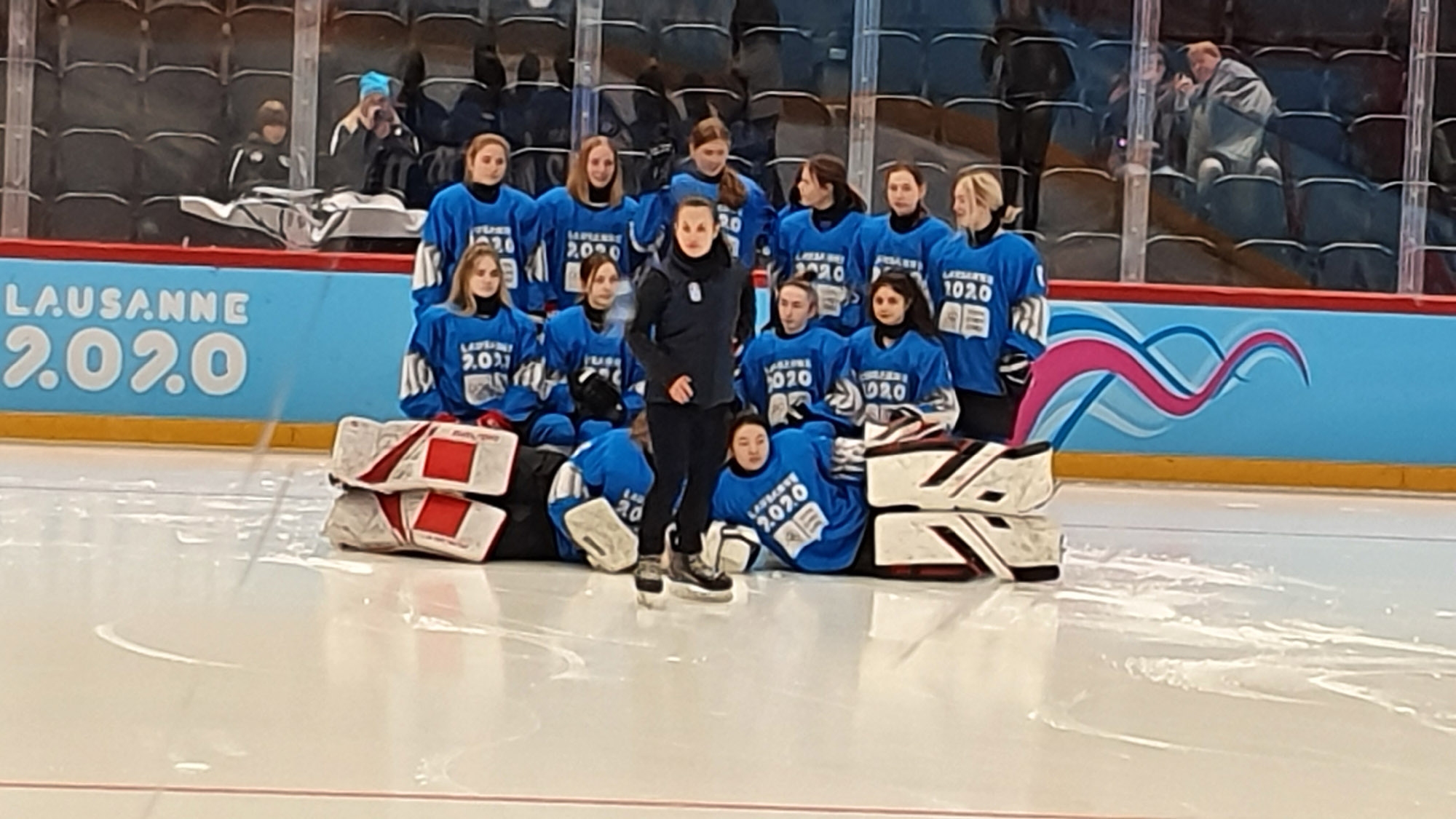 Мария Руневска поглежда към медалите на хокейния турнир 3 на