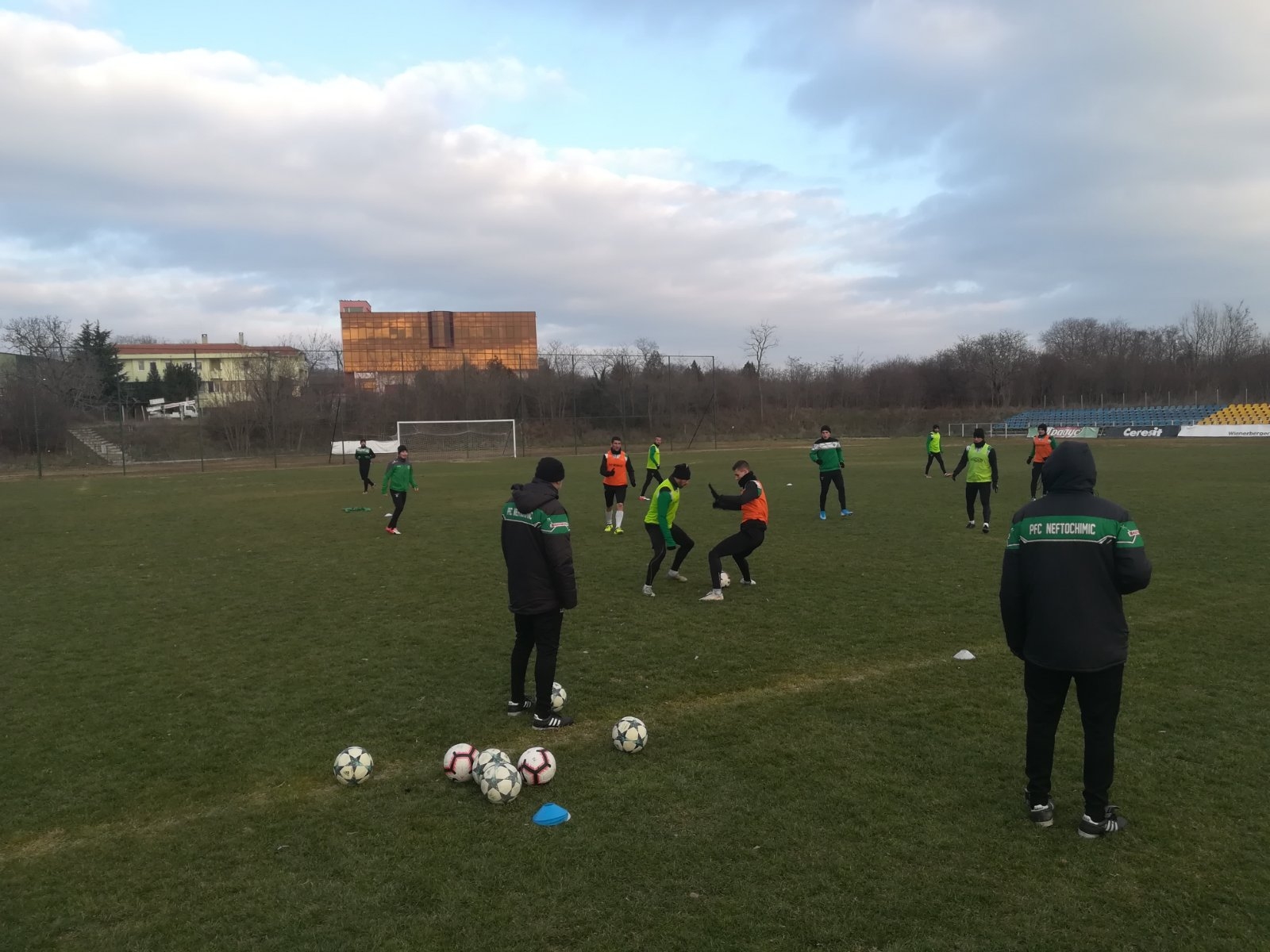 Отборът на Нефтохимик Бургас поднови днес тренировки след неделната почивка