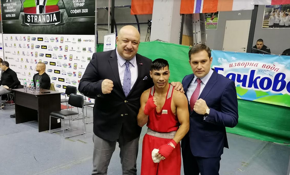 Двукратният европейски шампион Даниел Асенов започна с категорична победа на