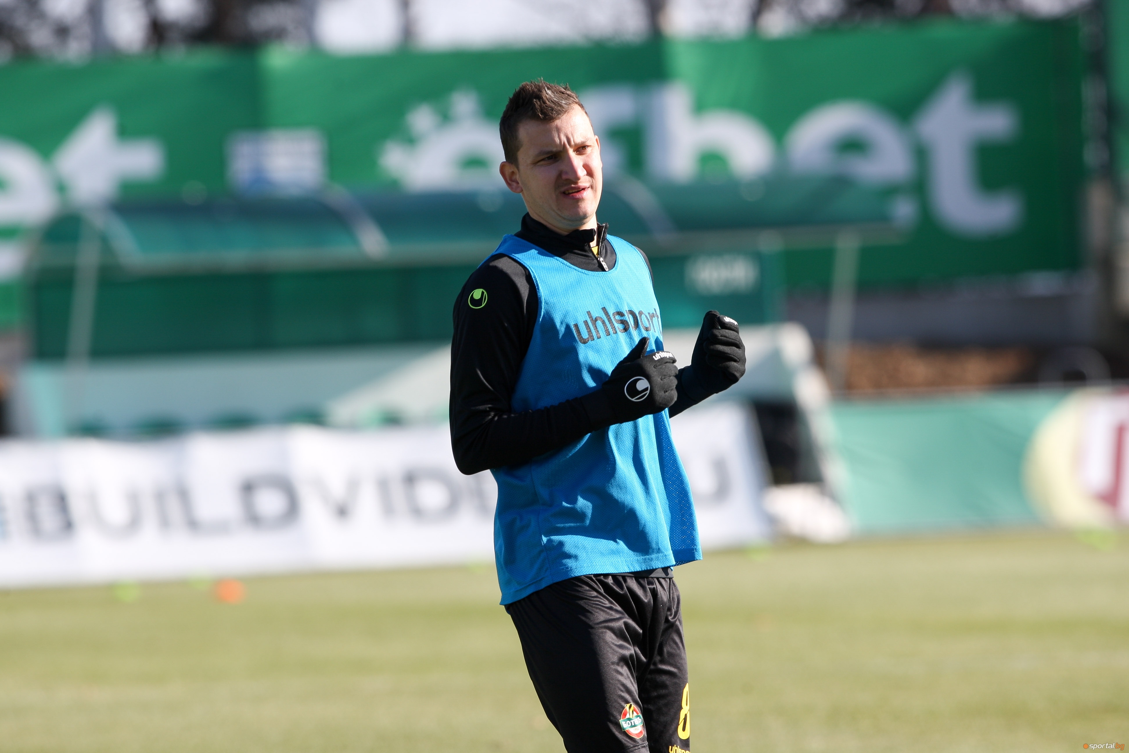 Двама от основните футболисти на Ботев Пловдив напуснаха лагера на