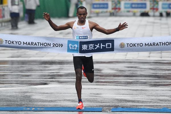 Защитаващите титлите си на маратона на Токио Бирхану Легесе и