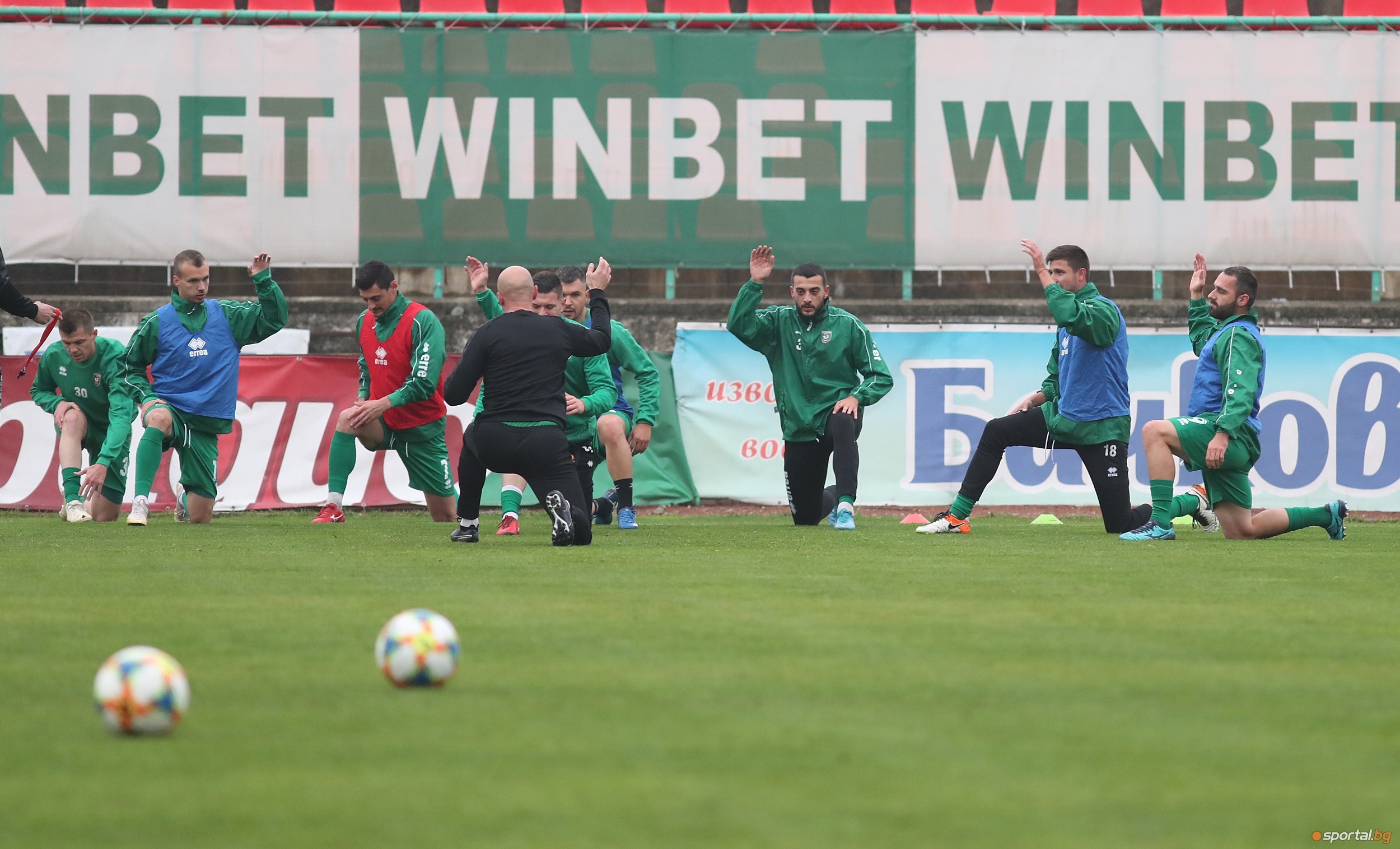Двама са болните футболисти в лагера на врачанския Ботев след