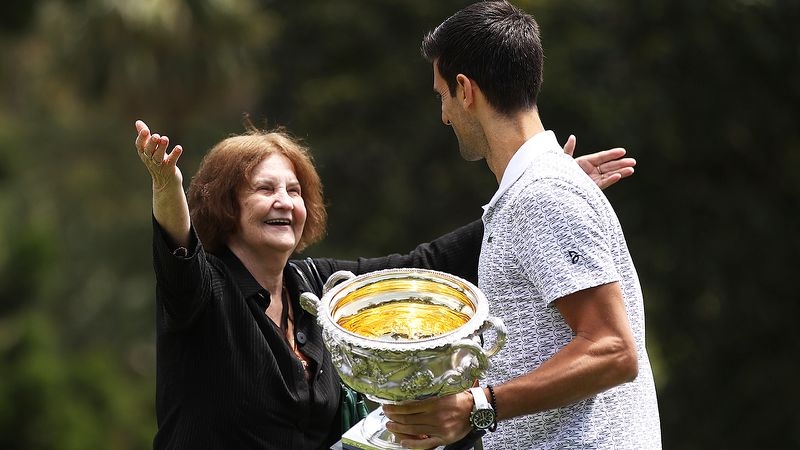 76 годишна жена прекъсна шампионската фотосесия на Новак Джокович след триумфа