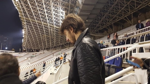 Българският защитник Кристиан Димитров изгледа от трибуните на стадион Полюд