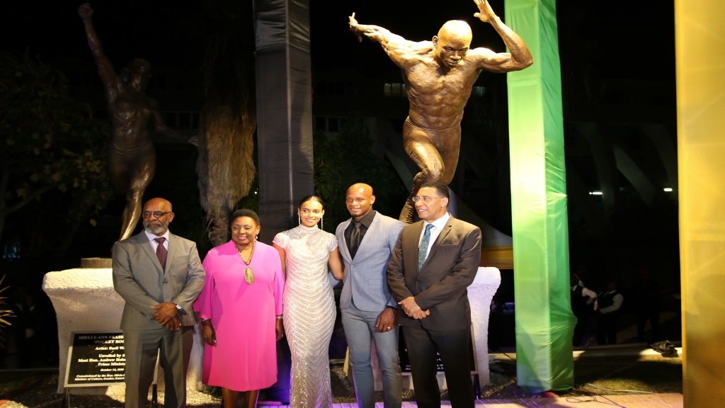 Министър председателят на Ямайка Андрю Холмс откри статуя на Асафа