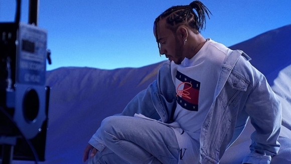 Шесткратният световен шампион във Формула 1 Люис Хамилтън шокира милионите