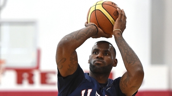 ЛеБрон Джеймс не е взел решение дали ще играе за