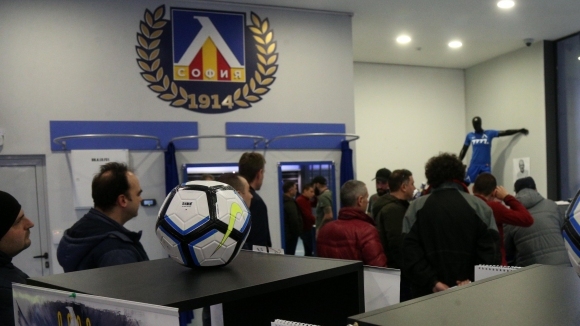 Десетки левскари продължават и към този час да образуват опашка