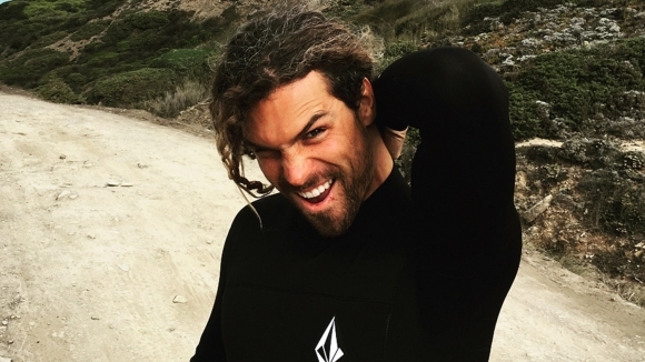 Страховит инцидент беляза състезание по сърф в Назаре Португалия Известният
