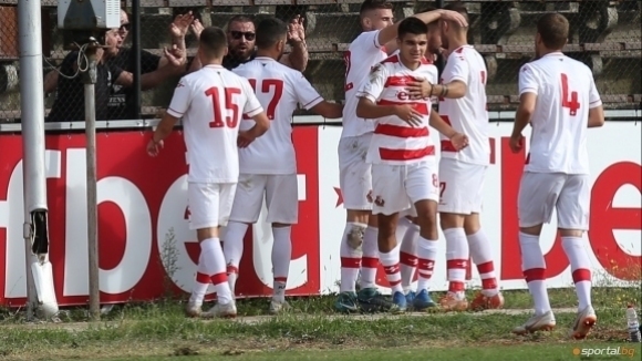 На терена с изкуствено покритие в Петрич се игра контролния