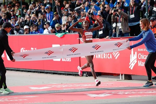 Световният рекорд на Бригид Косгей в маратона от 2 14 04 часа