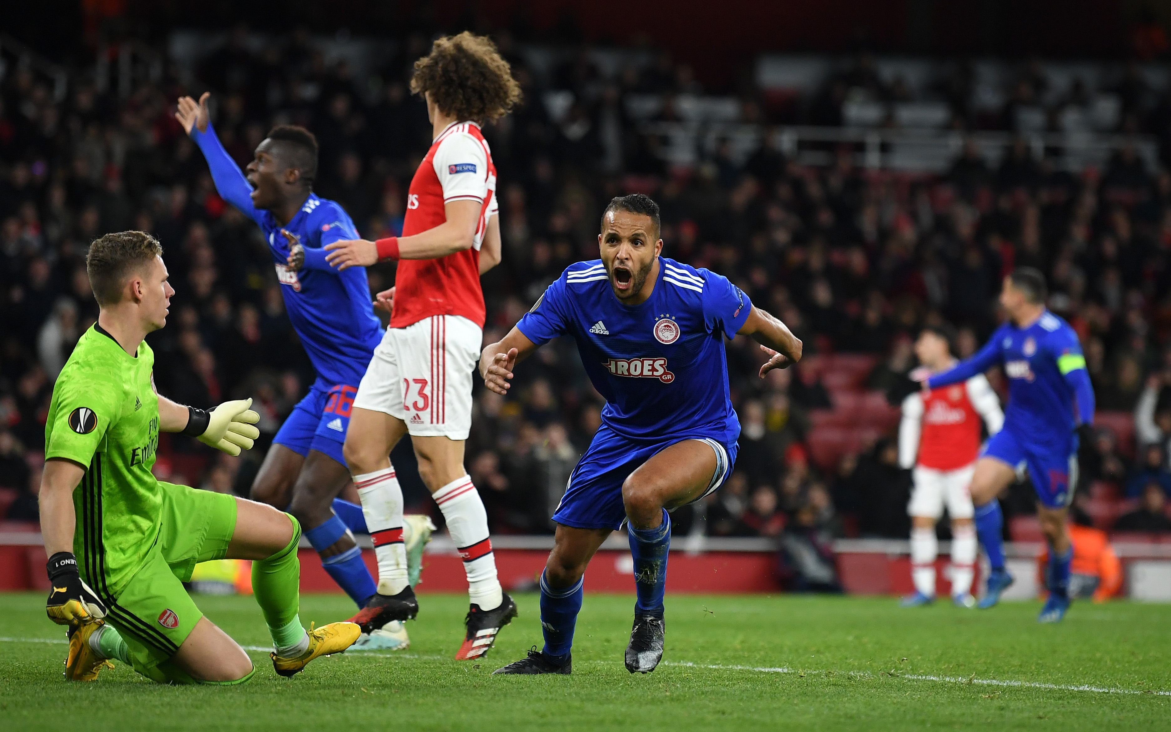 Арсенал и Олимпиакос играят при резултат 0 1 на Емиратс Лондончани