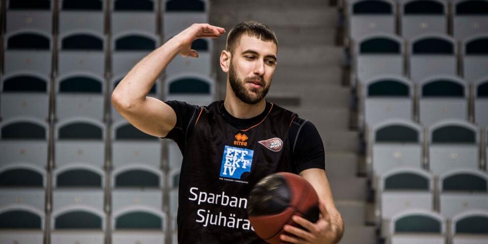 Българският баскетболист Алекс Симеонов дебютира за новия си отбор Бурос В