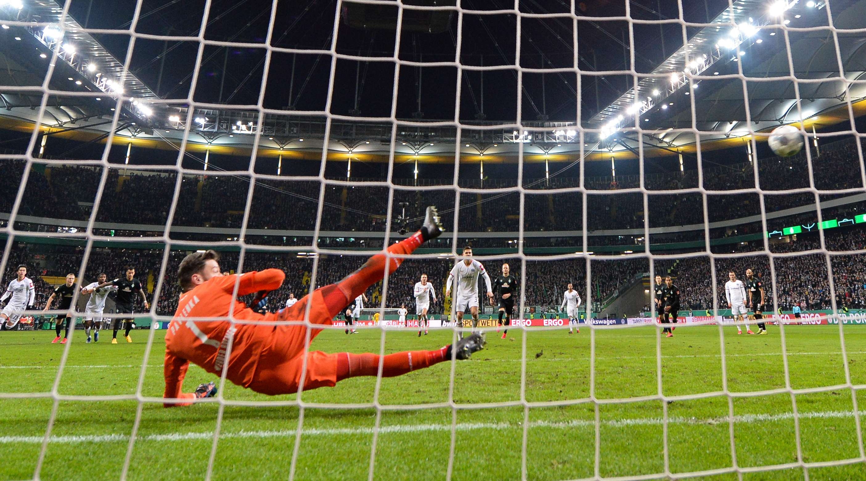 Отборът на Айнтрахт Франкфурт стана последният четвъртфиналист в турнира за