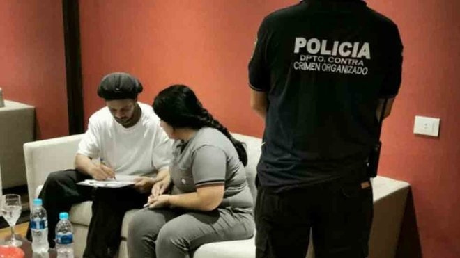 Прокуратурата в Парагвай разкри детайли около арестуването на Роналдиньо Бившият
